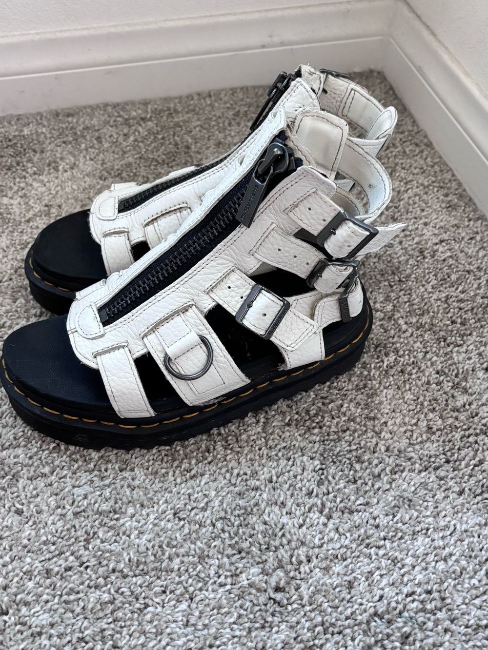 DR MARTENS model Olson, made of white leather with a front zipper adjustable